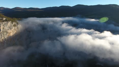 Vista-De-Drones-Sobre-Místicas-Montañas-Nubladas-En-Vercors,-Francia.-Mañana-Soleada